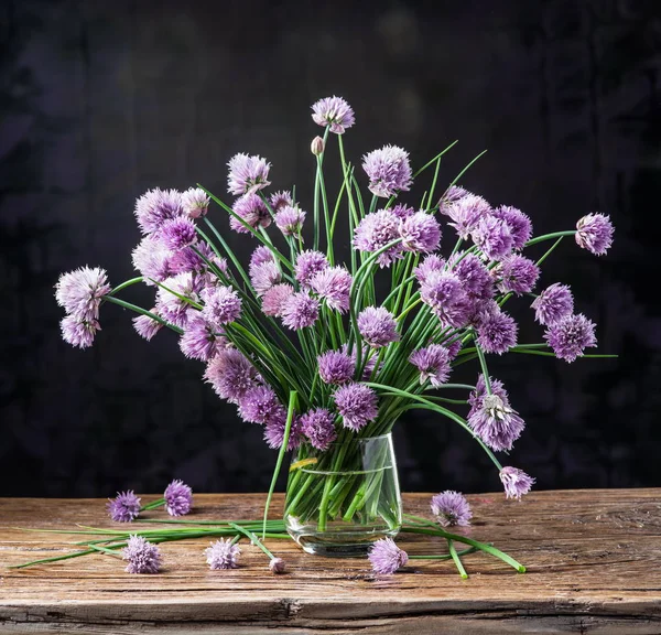 Bukett av lök (gräslök) blommor i vas på trä bordet — Stockfoto