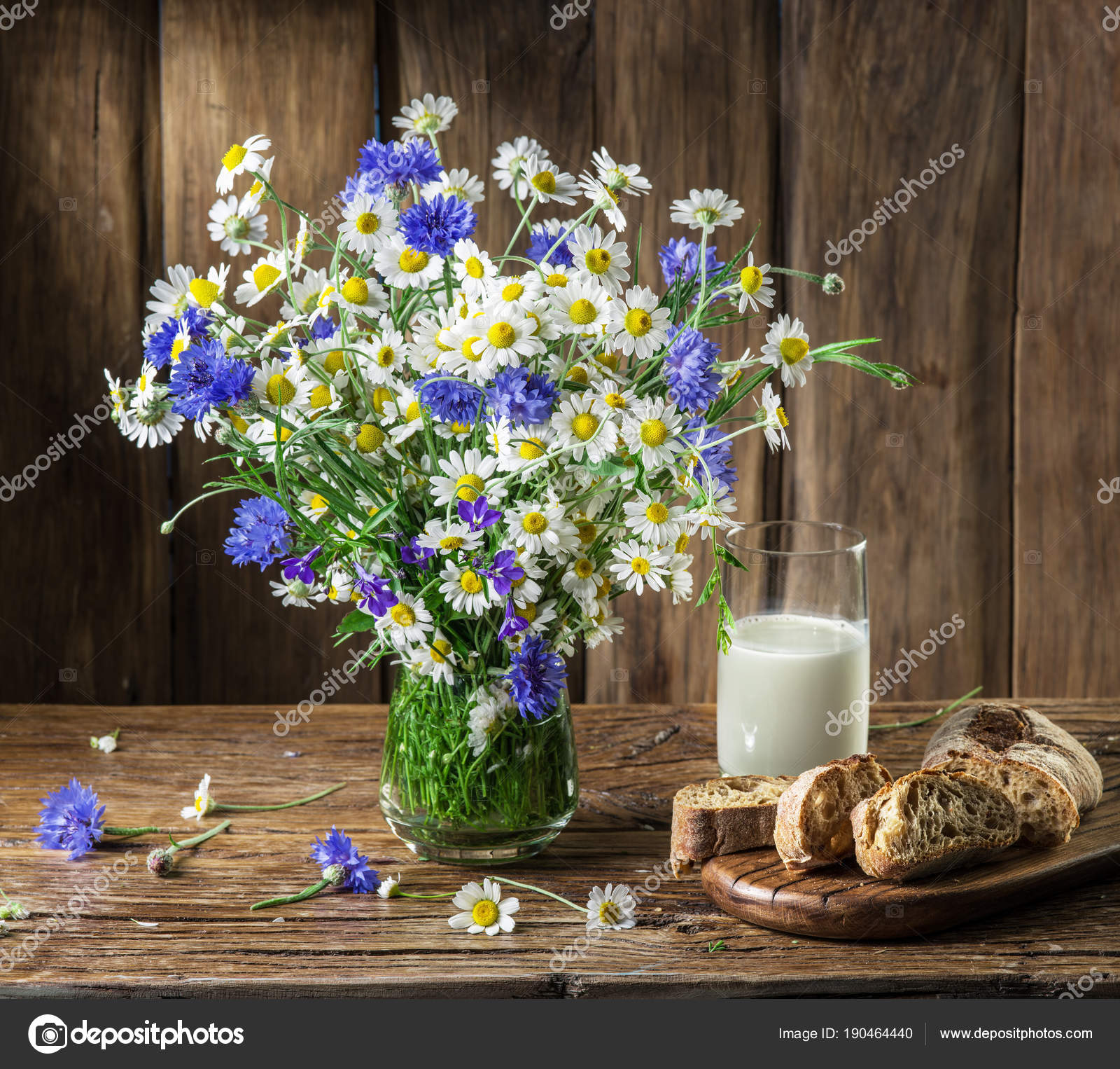 Bouquet De Fleurs Verre De Lait Et De Pain Moelleux Sur Le