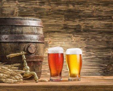 Ahşap masa üzerinde varil bira ve bira gözlük. Tekne brewe