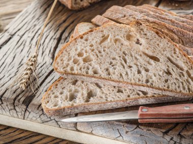 Siyah ekmek üzerinde ahşap tahta dilimlenmiş.
