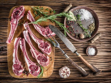 Sarımsak ve otlar ile ham pirzola.