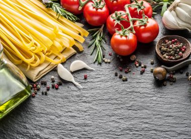 Domates, spagetti makarna ve baharatlar.