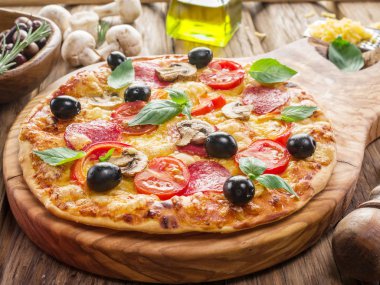 Mantar, salam ve domates pizza.
