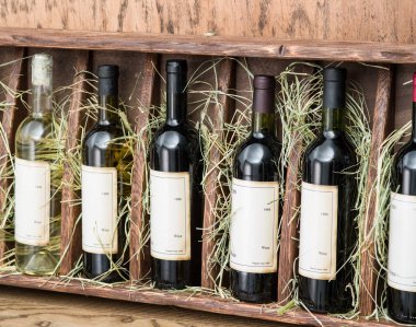 Ahşap raf şarap şişeleri.