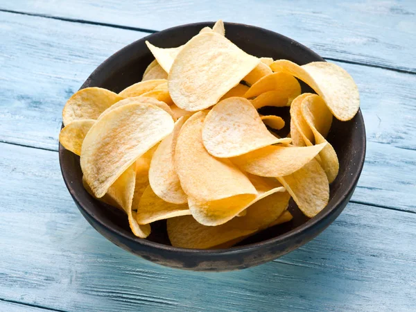Potatis chips på en trä bakgrund. — Stockfoto