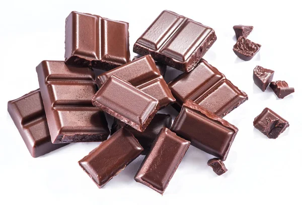 Bitar av choklad bar isolerad på en vit bakgrund. — Stockfoto
