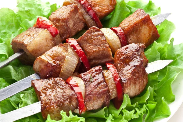 Gegrilde kebab (sjasliek) op de spits. — Stockfoto