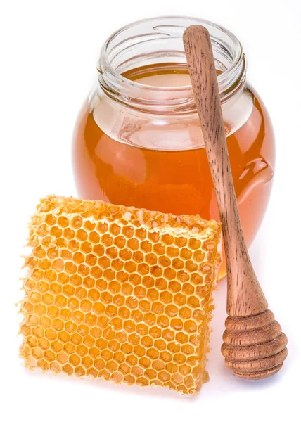 Pot rempli de miel frais et de rayons de miel. Image de haute qualité . — Photo