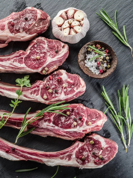 Rohe Lammkoteletts mit Knoblauch und Kräutern. — Stockfoto