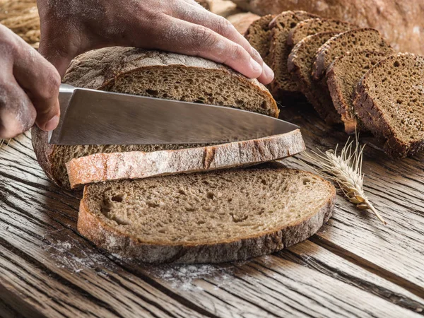 Zwart brood gesneden op de houten plank. — Stockfoto