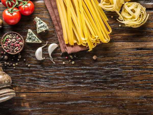 Tomates, pasta de espagueti y especias . — Foto de Stock