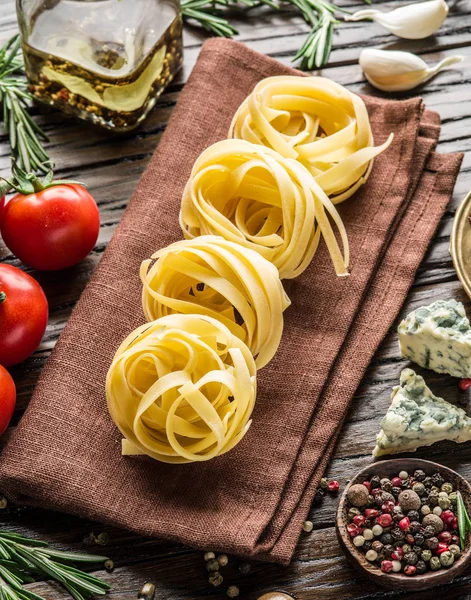 Tomates, massas de esparguete e especiarias . — Fotografia de Stock