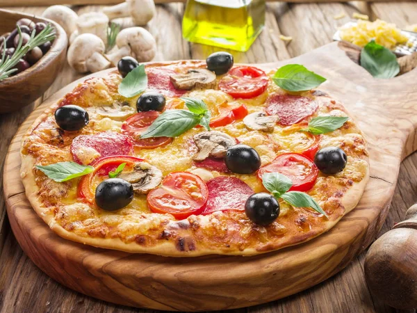 Pizza salami, champignons en tomaten. — Stockfoto