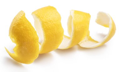 Limon kabuğu veya beyaz zemin üzerine limon twist. Yakın çekim.