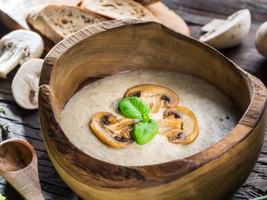 Ahşap masa üzerinde mantar krem çorbası. Üstten Görünüm.