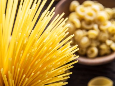 Ahşap masa türlerinde farklı makarna. Üstten Görünüm.