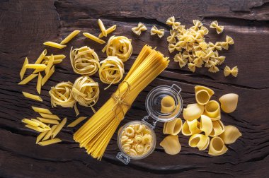 Ahşap masa türlerinde farklı makarna.