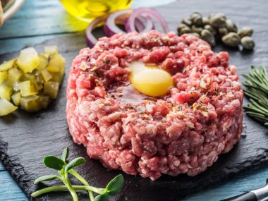 Steak tartare hizmet çiğ Bıldırcın yumurta sarısı ve diğer tartare ile ben