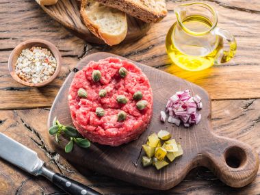 Steak tartare Kapari ile hizmet, salatalık turşusu ve doğranmış 