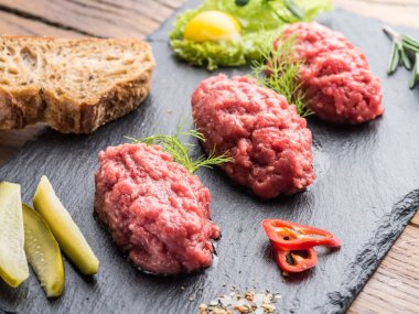 Steak tartare Kapari ile hizmet, salatalık turşusu ve doğranmış 