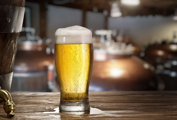 Copo gelado de cerveja leve no balcão do bar . — Fotografia de Stock