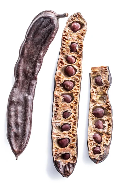 Carob pods och carob pulver på den vita bakgrunden. — Stockfoto