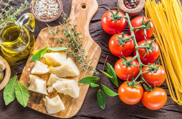 Verschiedene beliebte italienische Speisen auf dem Holztisch. Ansicht von oben. — Stockfoto