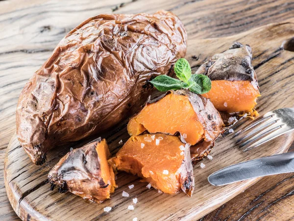 Batata al horno en la vieja mesa de madera . —  Fotos de Stock