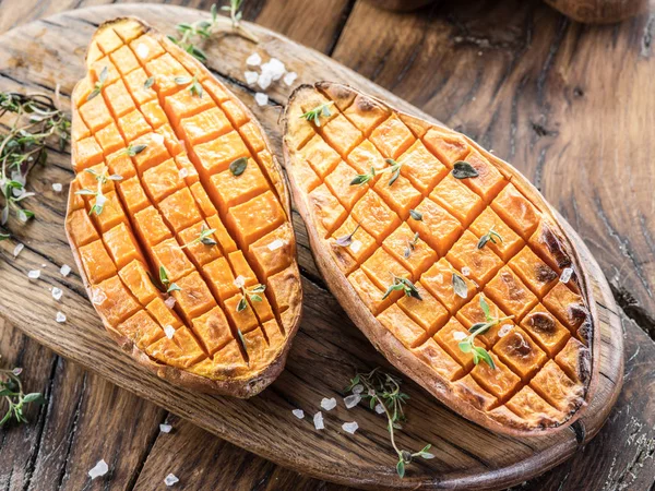 Batata assada na velha mesa de madeira . — Fotografia de Stock