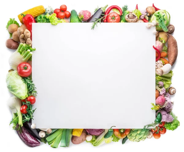 Різні барвисті овочі, розташовані як рамка на білому фоні — стокове фото