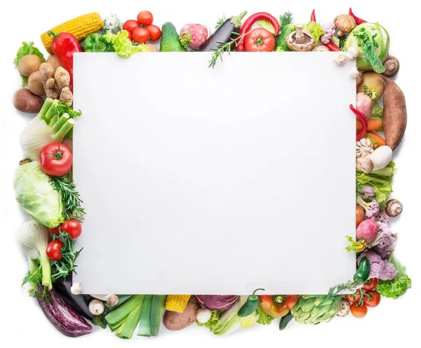 Diferentes vegetais coloridos dispostos como uma moldura em backg branco — Fotografia de Stock