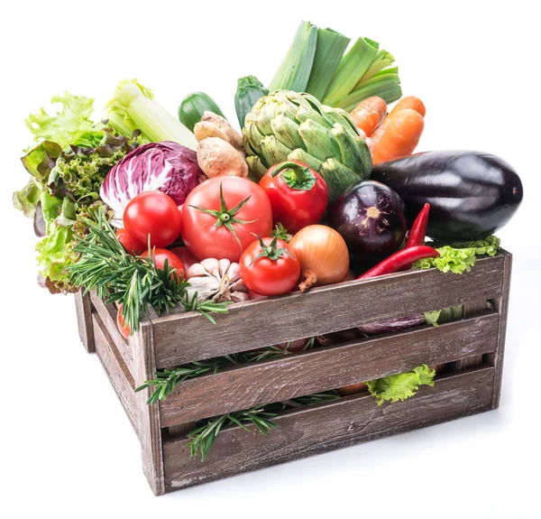 Свіжі різнокольорові овочі в дерев'яній ящику . — стокове фото