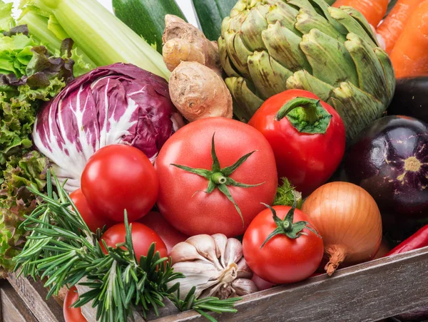 Fresh multi-colored vegetables in wooden crate. — Stock Photo, Image