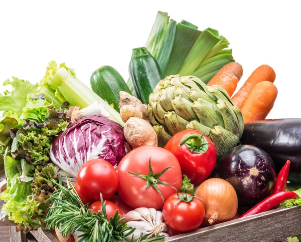 Multi-färgade grönsaker i trälåda. — Stockfoto
