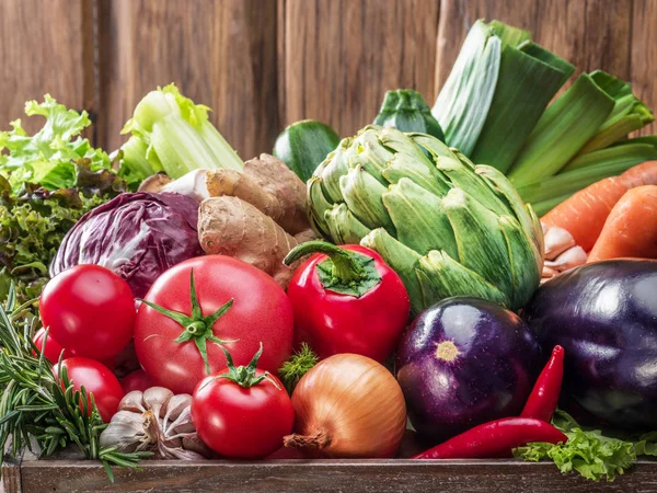 Multi-färgade grönsaker i trälåda. Trä bak — Stockfoto