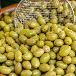 Olives de table vertes entières dans le bol. Gros plan .