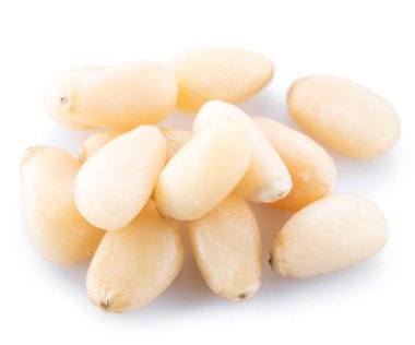 Çam fıstığı beyaz arka plan üzerinde. Organik gıda.