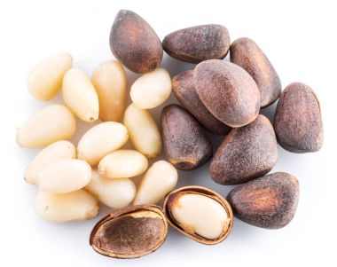 Çam fıstığı beyaz arka plan üzerinde. Organik gıda.