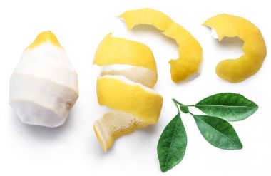 Soyulmuş limon ve beyaz zemin üzerine limon lezzet. Yakın çekim.