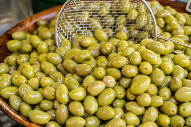 Bütün yeşil tablo zeytin kabın içinde. Yakın çekim.