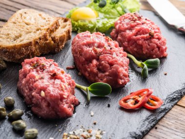 Steak tartare Kapari ile hizmet, salatalık turşusu ve doğranmış 