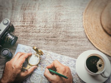 Dünya Haritası üzerinde yeni gezi yerleri arayan adam.