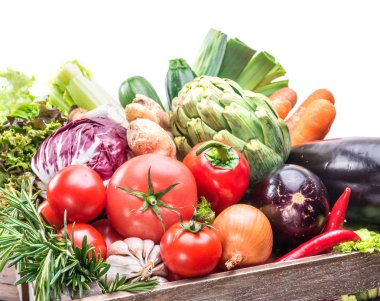 Ahşap sandık içinde taze çok renkli sebze.