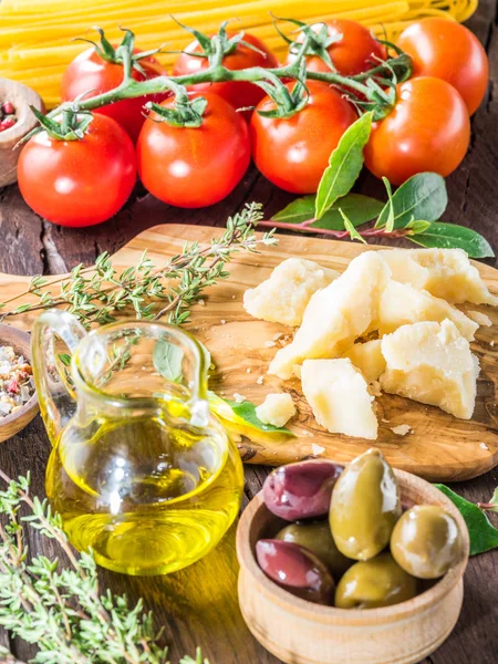 Wiele popularnych włoskich żywności na stole drewniane. — Zdjęcie stockowe
