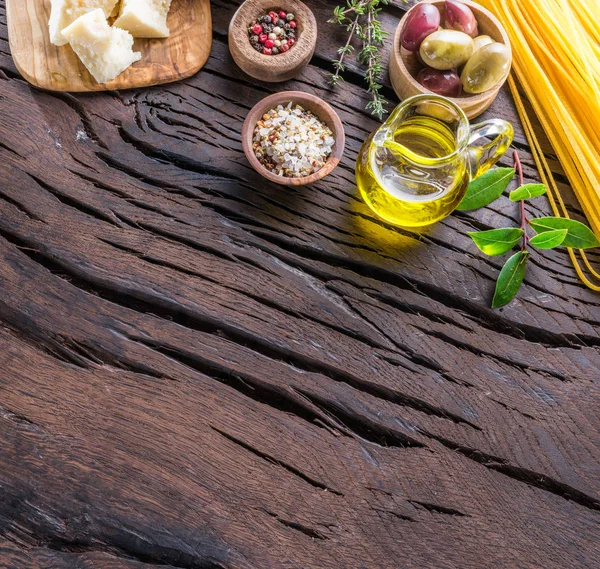 Verscheidenheid van voedsel op de houten tafel. Bovenaanzicht. — Stockfoto