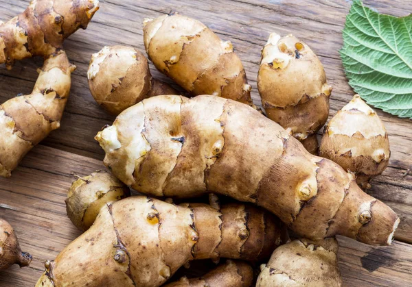 Jerusalem artichoke on wooden background. — Stock Photo, Image