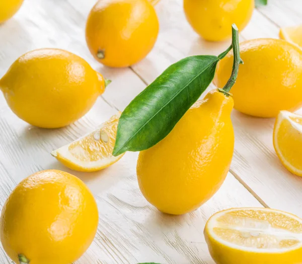 Reife Zitronenfrüchte auf dem weißen Holztisch. — Stockfoto