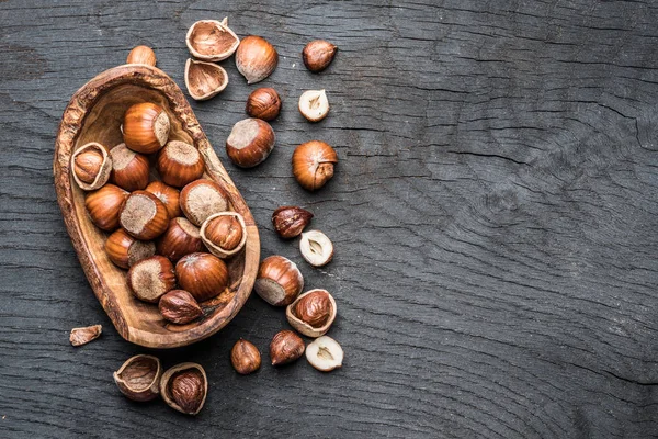 Filberts ou avelãs na tigela de madeira na mesa . — Fotografia de Stock