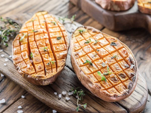 Batata assada na velha mesa de madeira . — Fotografia de Stock