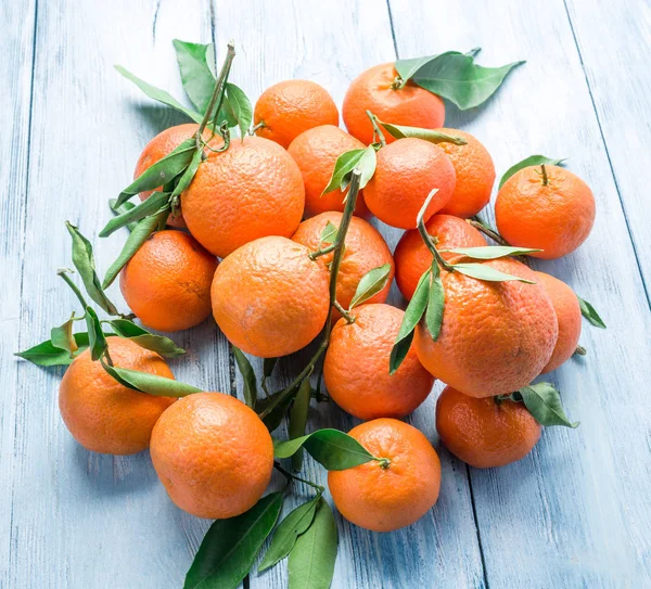 Ripe tangerines on wooden table. — Stock Photo, Image
